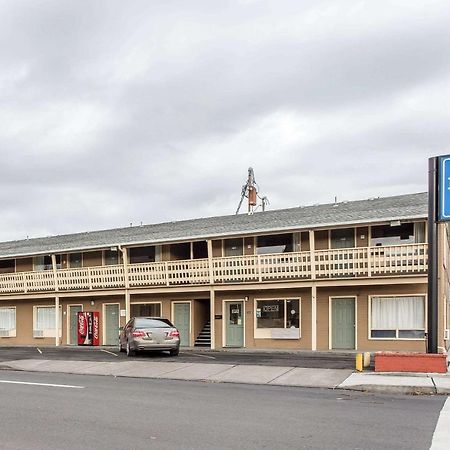 Rodeway Inn & Suites 彭德尔顿 外观 照片