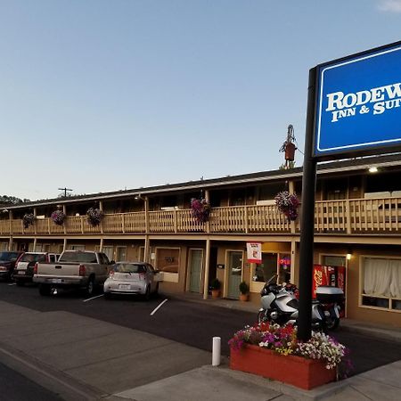 Rodeway Inn & Suites 彭德尔顿 外观 照片