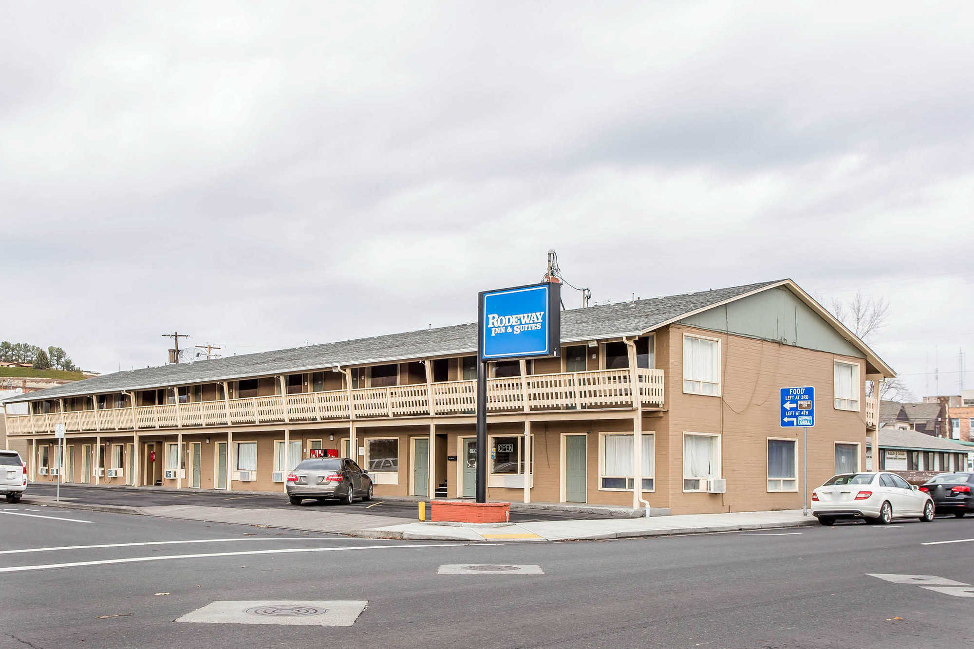 Rodeway Inn & Suites 彭德尔顿 外观 照片