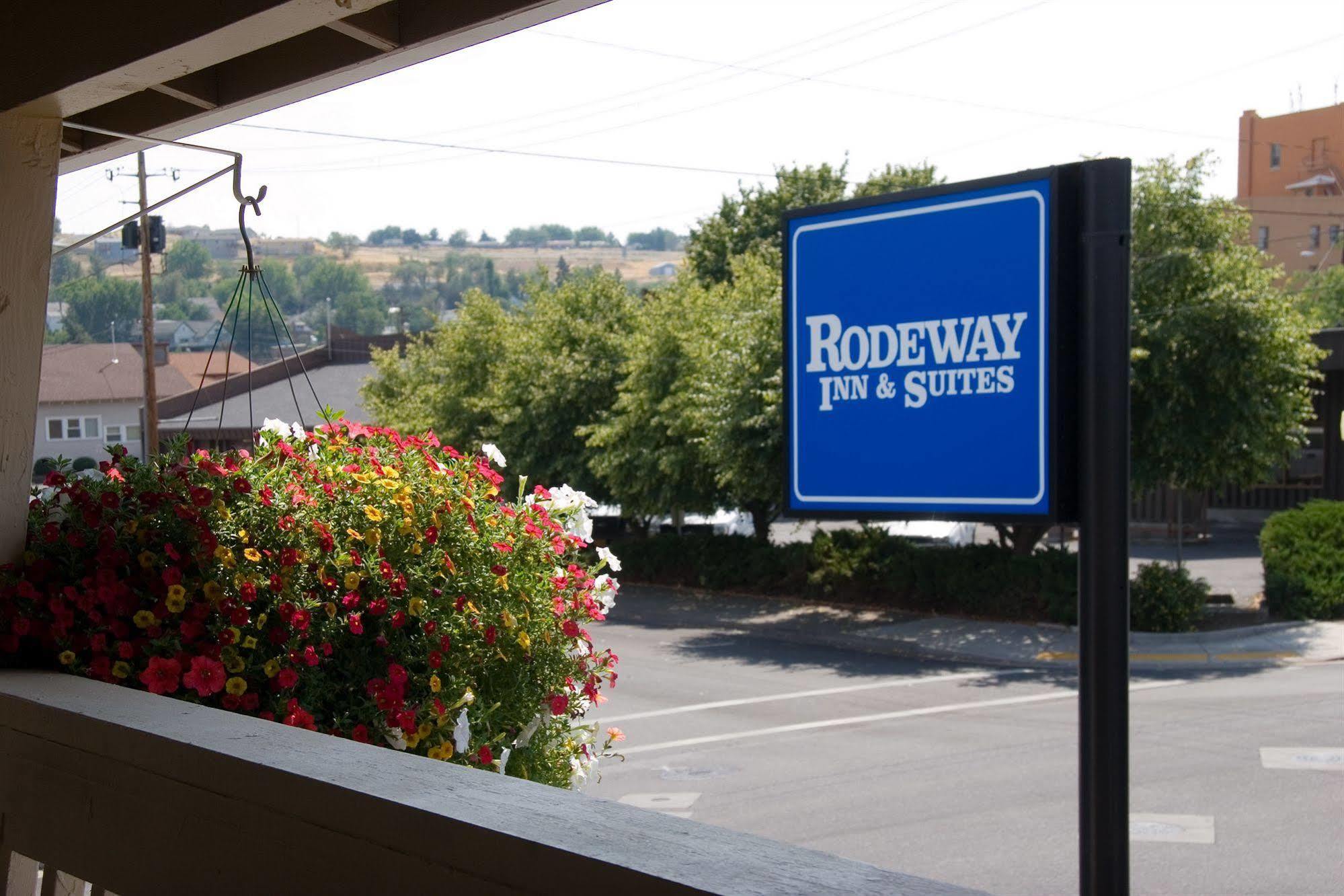 Rodeway Inn & Suites 彭德尔顿 外观 照片