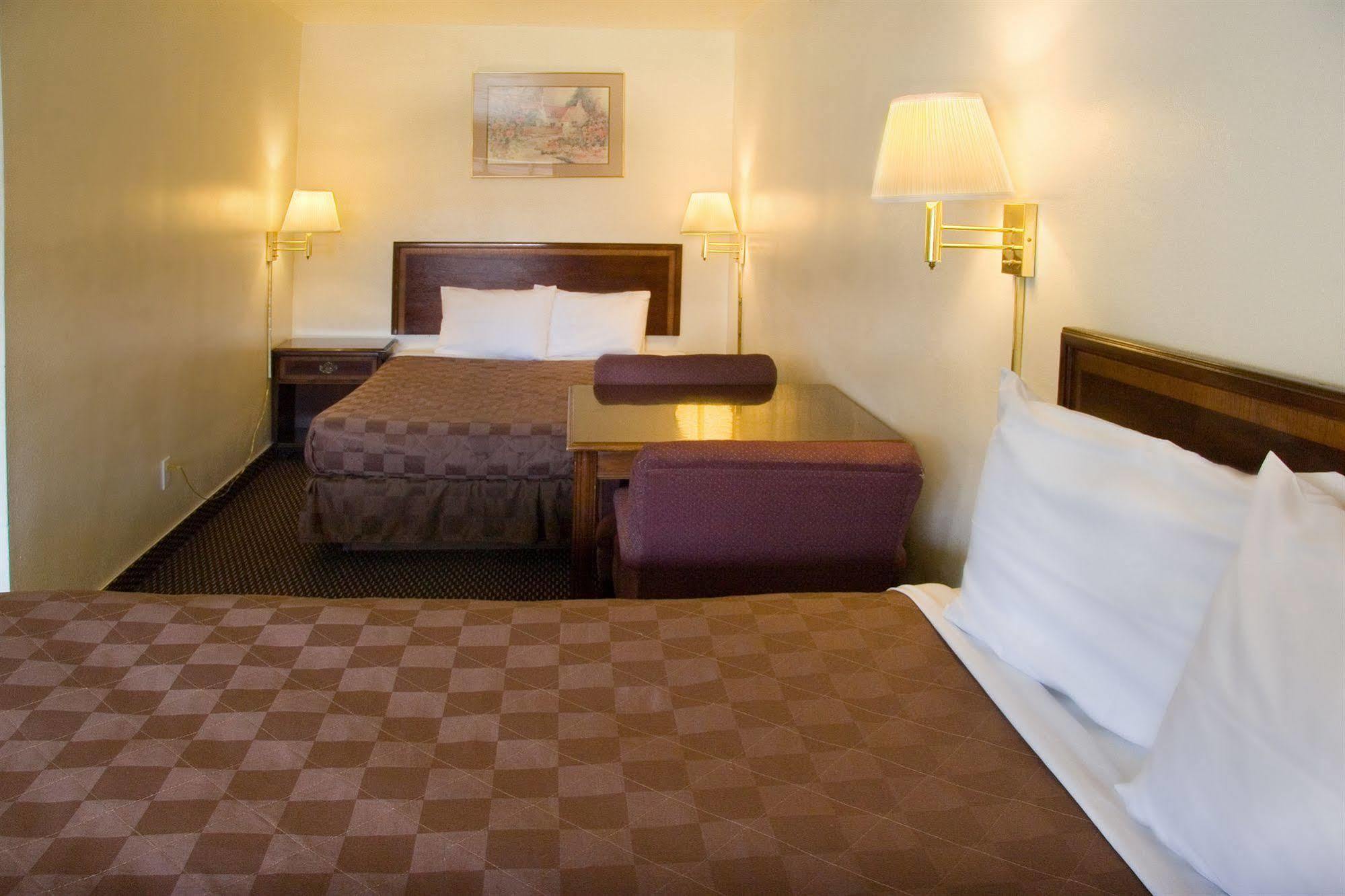 Rodeway Inn & Suites 彭德尔顿 外观 照片