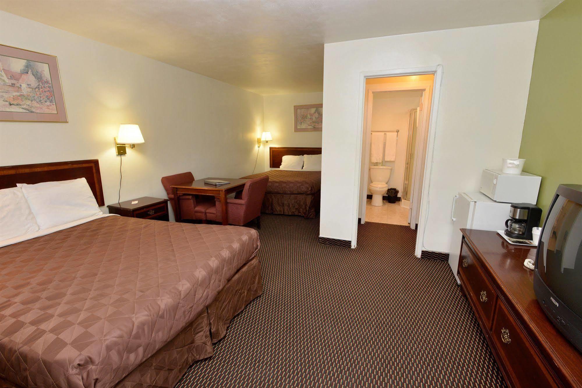 Rodeway Inn & Suites 彭德尔顿 外观 照片