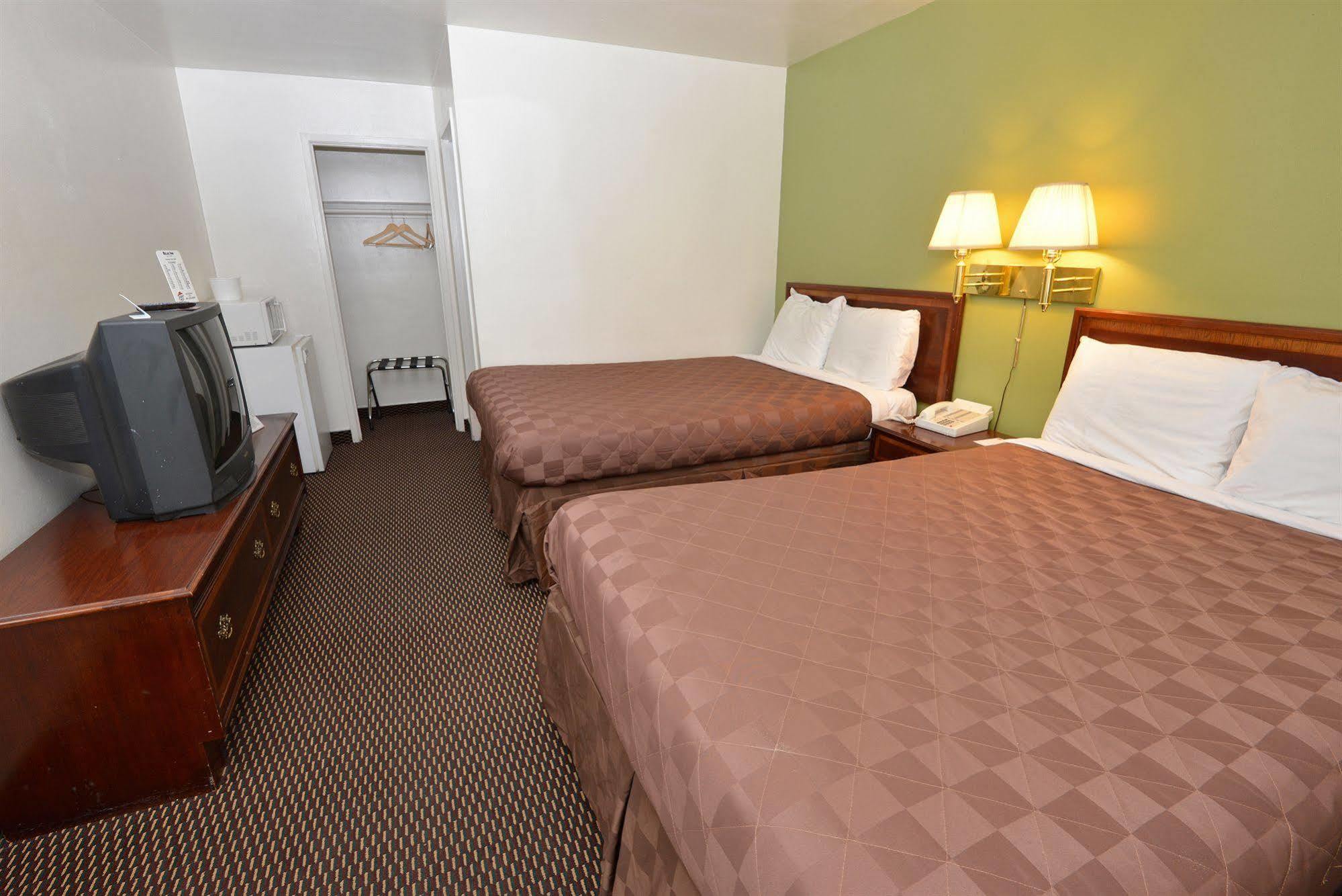 Rodeway Inn & Suites 彭德尔顿 外观 照片