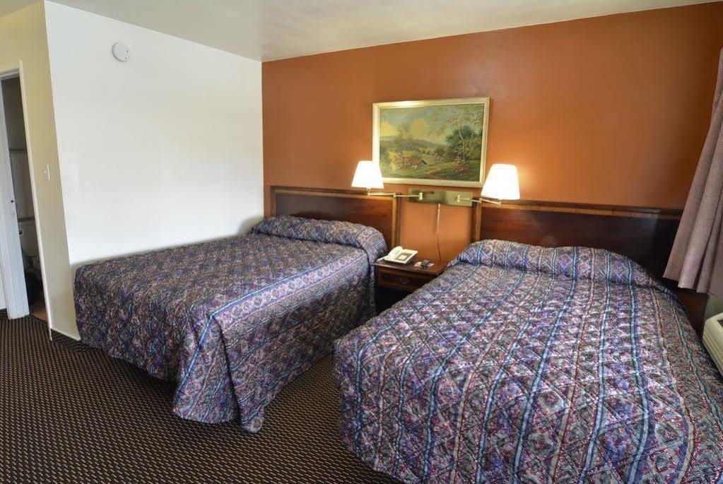Rodeway Inn & Suites 彭德尔顿 外观 照片