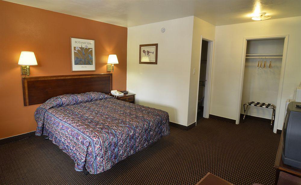 Rodeway Inn & Suites 彭德尔顿 外观 照片